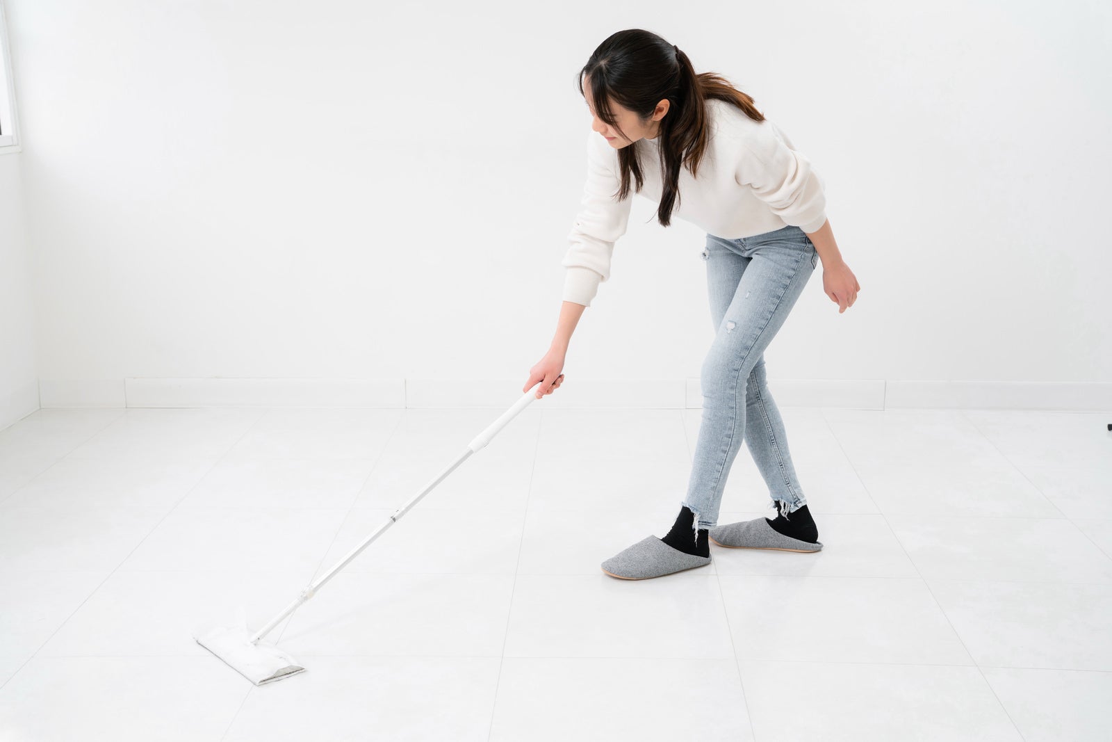 「床を掃除する女性」の写真［モデル：SAKI］