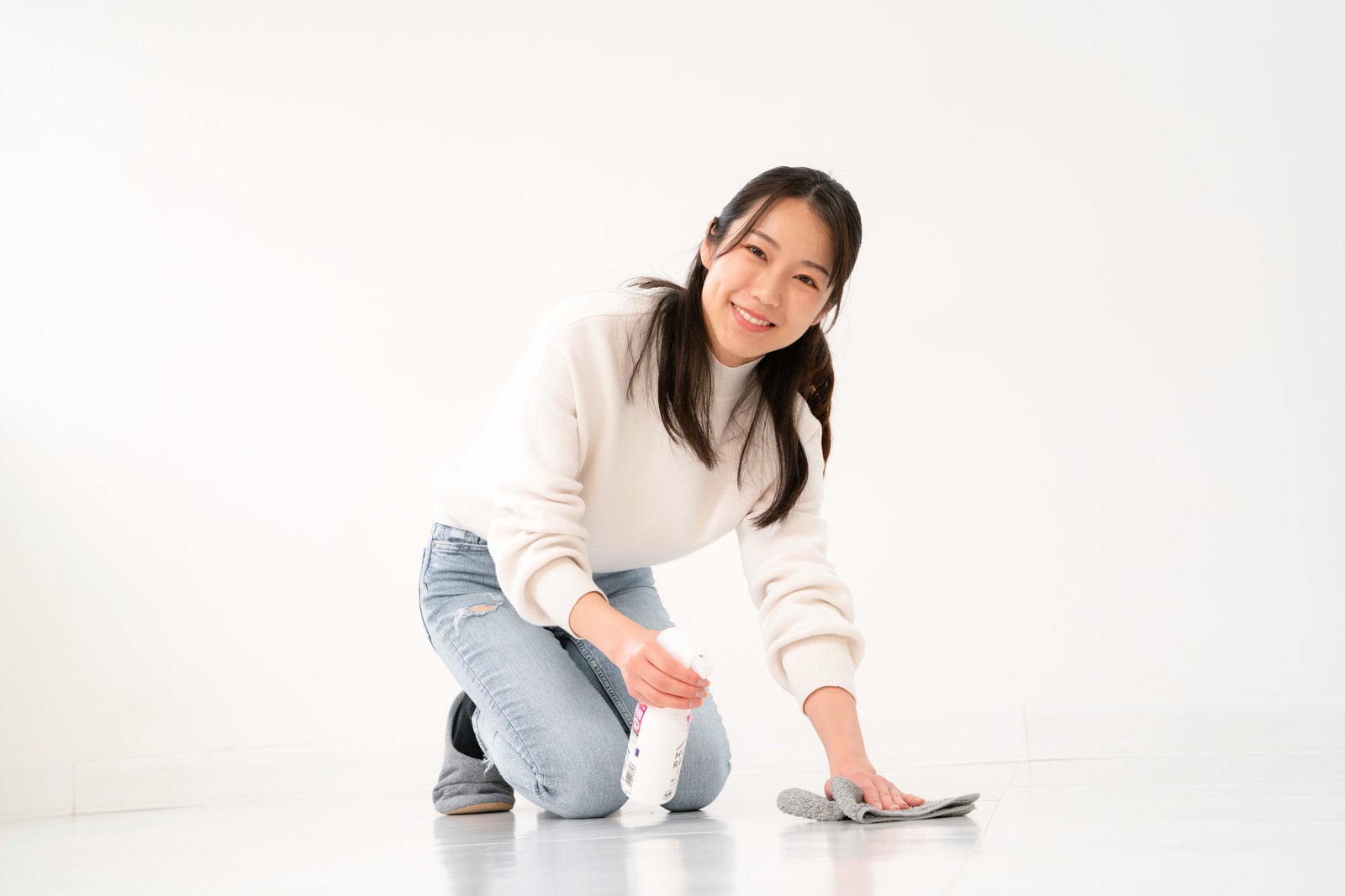 「床をピッカピカに拭く女性」の写真［モデル：SAKI］