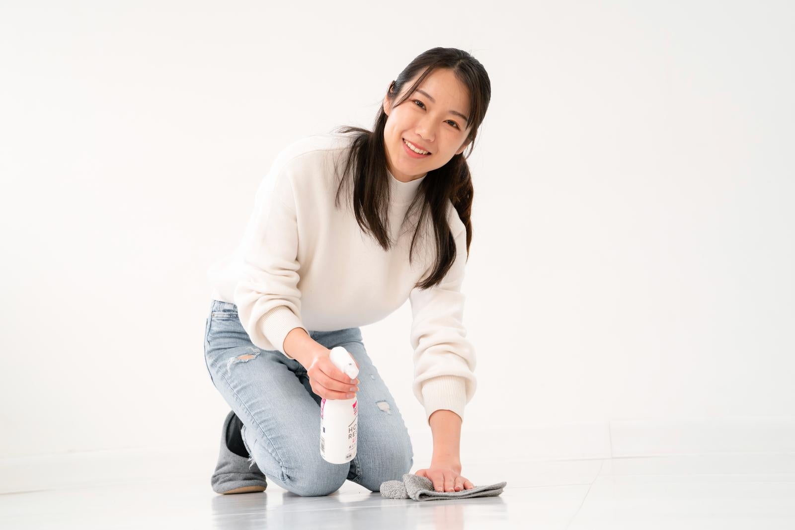 「床をピカピカに掃除する女性」の写真［モデル：SAKI］
