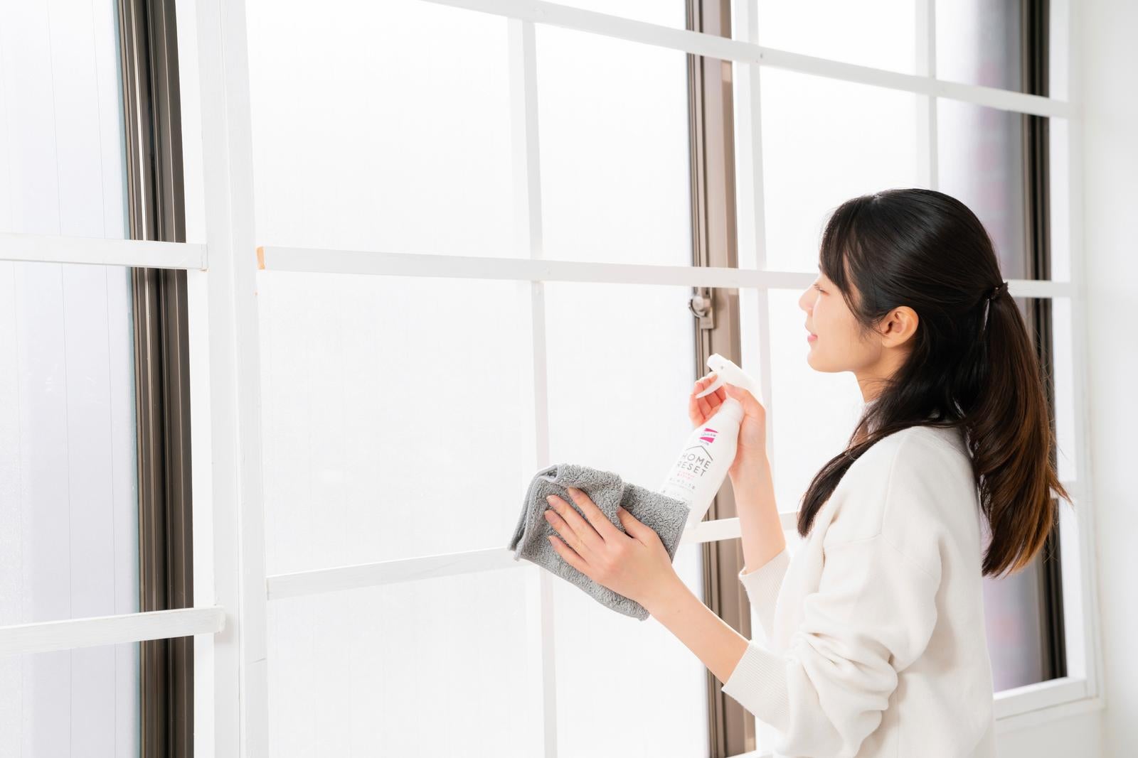 「大掃除！窓ガラスをきれいに拭く女性」の写真［モデル：SAKI］