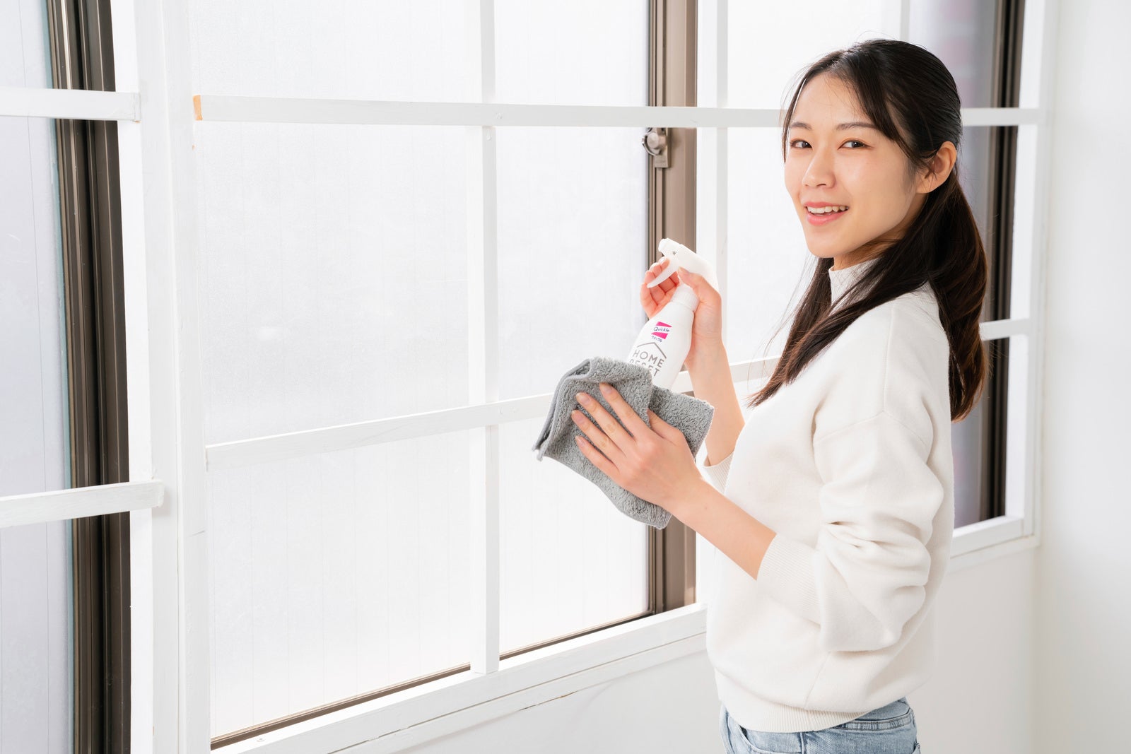 「大掃除で窓を拭く女性」の写真［モデル：SAKI］