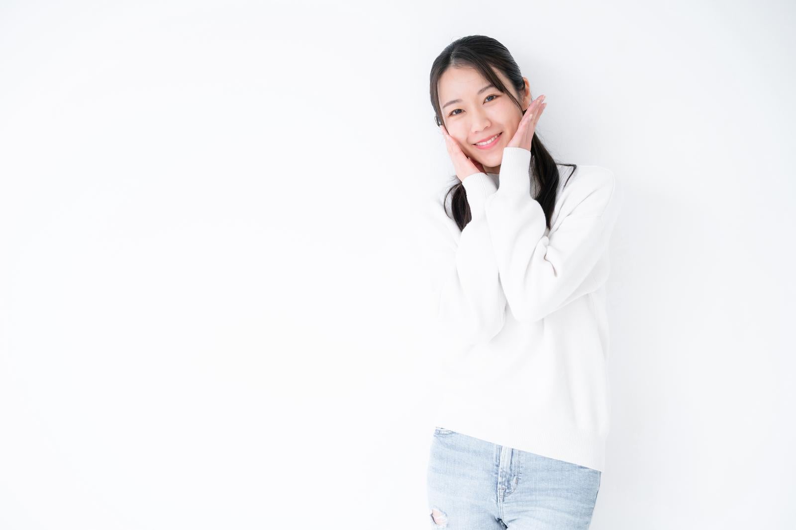 「はにかむ微笑の魅力的な女性」の写真［モデル：SAKI］