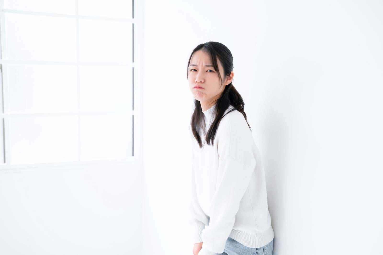 「ご機嫌ななめの女性」の写真［モデル：SAKI］