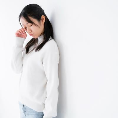悲しくて涙をする女性の様子の写真