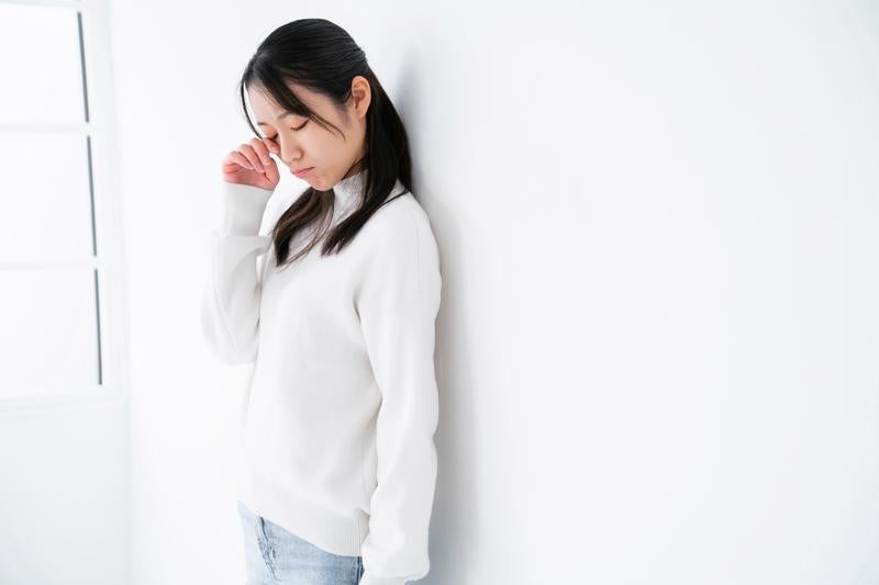 悲しくて涙をする女性の様子の写真