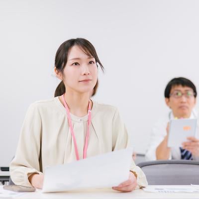 真剣な表情でミーティングに臨む女性社員の写真