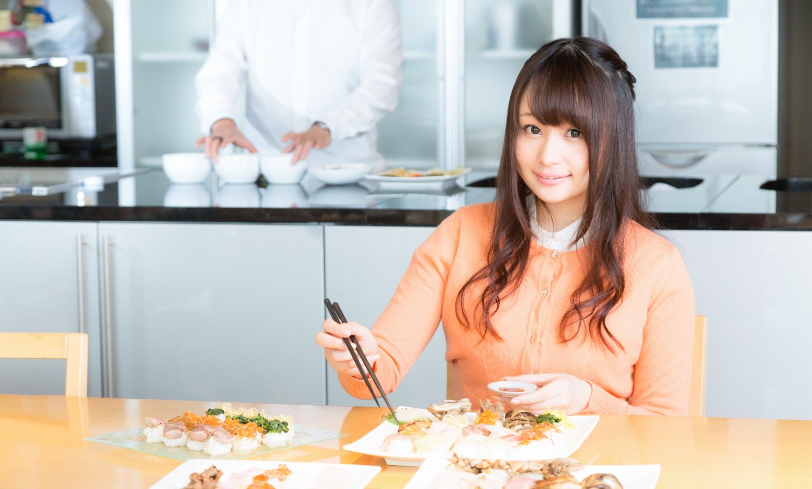 「食レポ中の人気女性アナウンサー」の写真［モデル：茜さや］