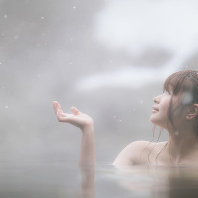 雪と温泉と美女の写真
