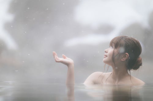 雪と温泉と美女の写真