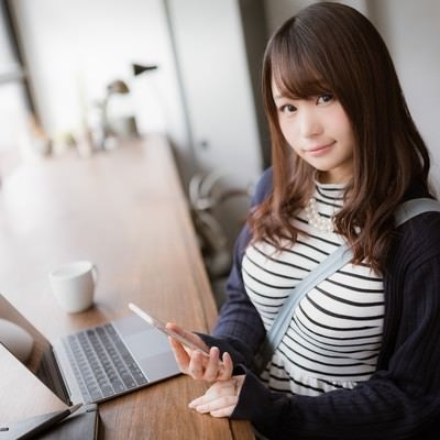 「そろそろ時間だから行こっか」とスマホを確認する女性の写真