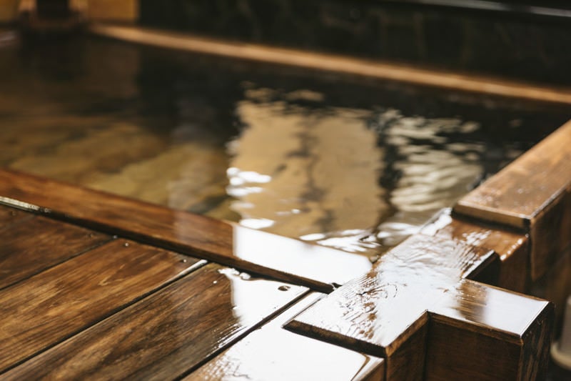 源泉かけ流しの檜風呂の写真