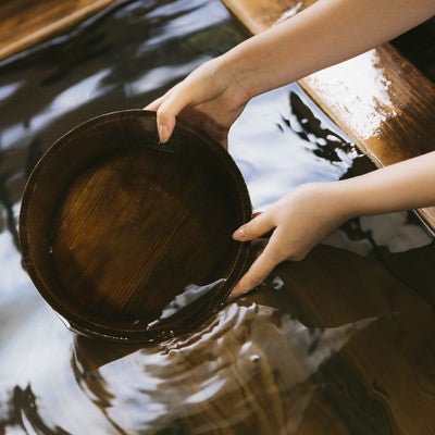 湯船にかけ湯の桶を入れるの写真