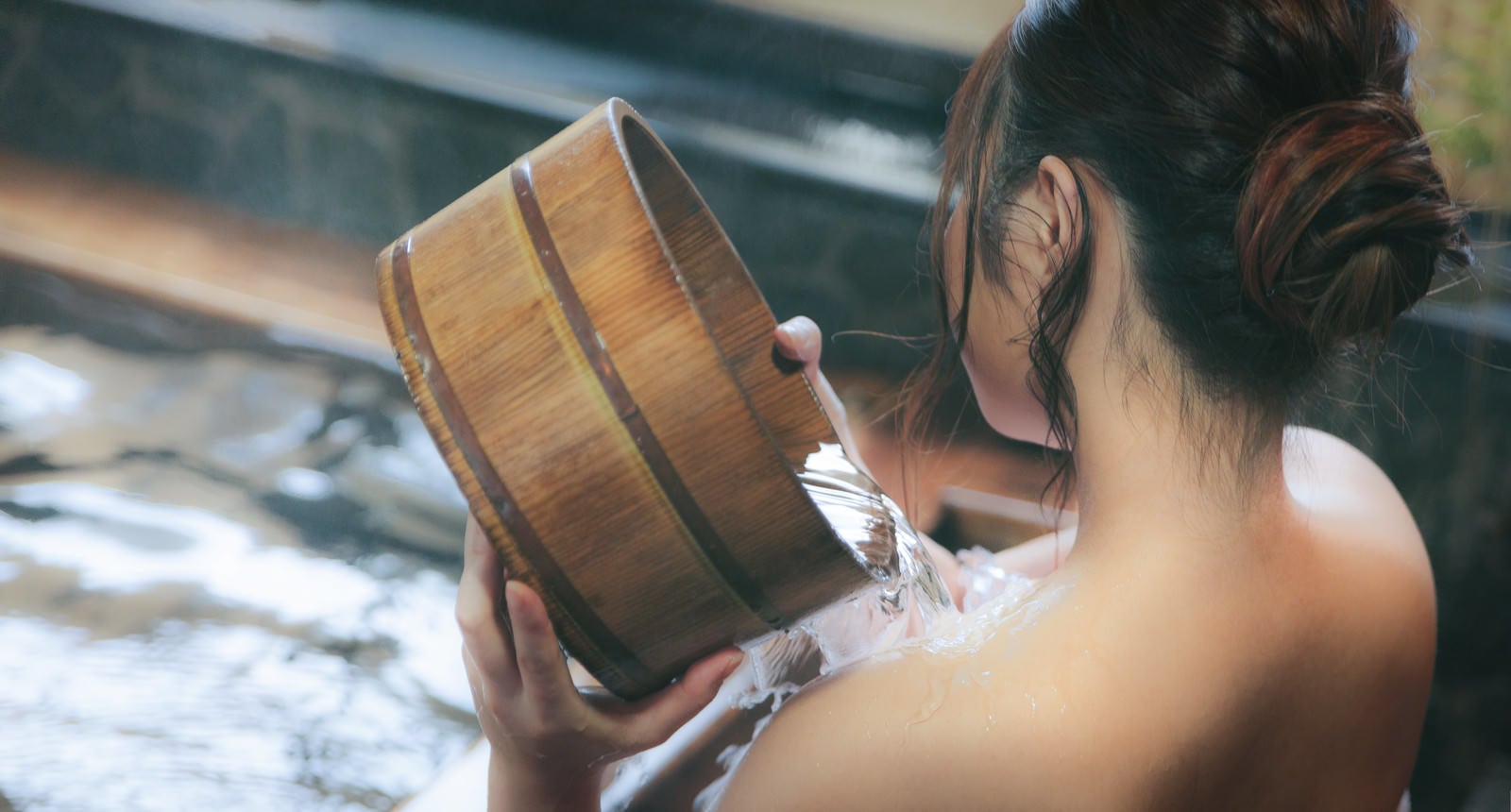 「肩にかけ湯する女性の後ろ姿」の写真［モデル：茜さや］