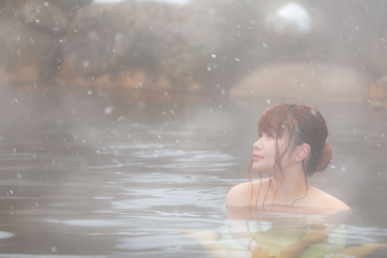 「冬にしか楽しめない雪見露天風呂と美女」の写真［モデル：茜さや］