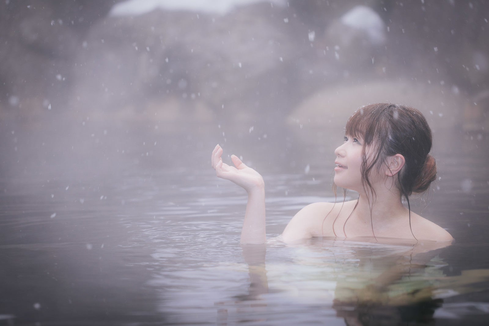「心がほどける、冬の醍醐味雪見露天風呂を楽しむ美女」の写真［モデル：茜さや］