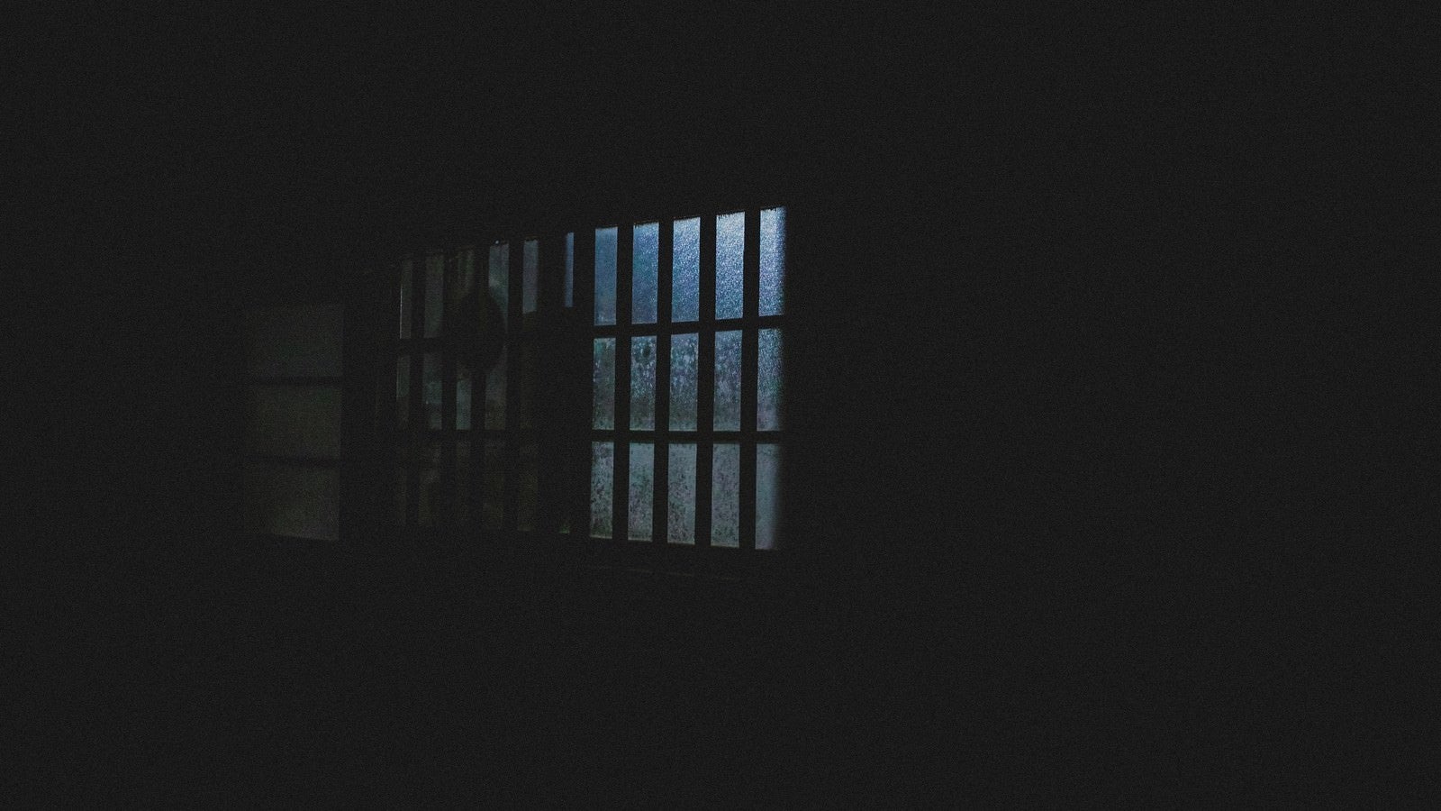 「深夜、眠らない隣人の窓明かり」の写真
