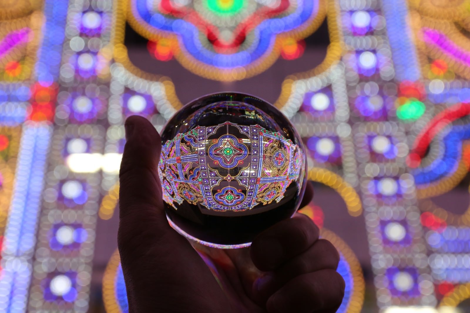 「水晶玉に灯るイルミネーション（神戸ルミナリエ）」の写真