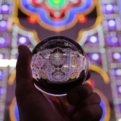 水晶玉に灯るイルミネーション（神戸ルミナリエ）の写真