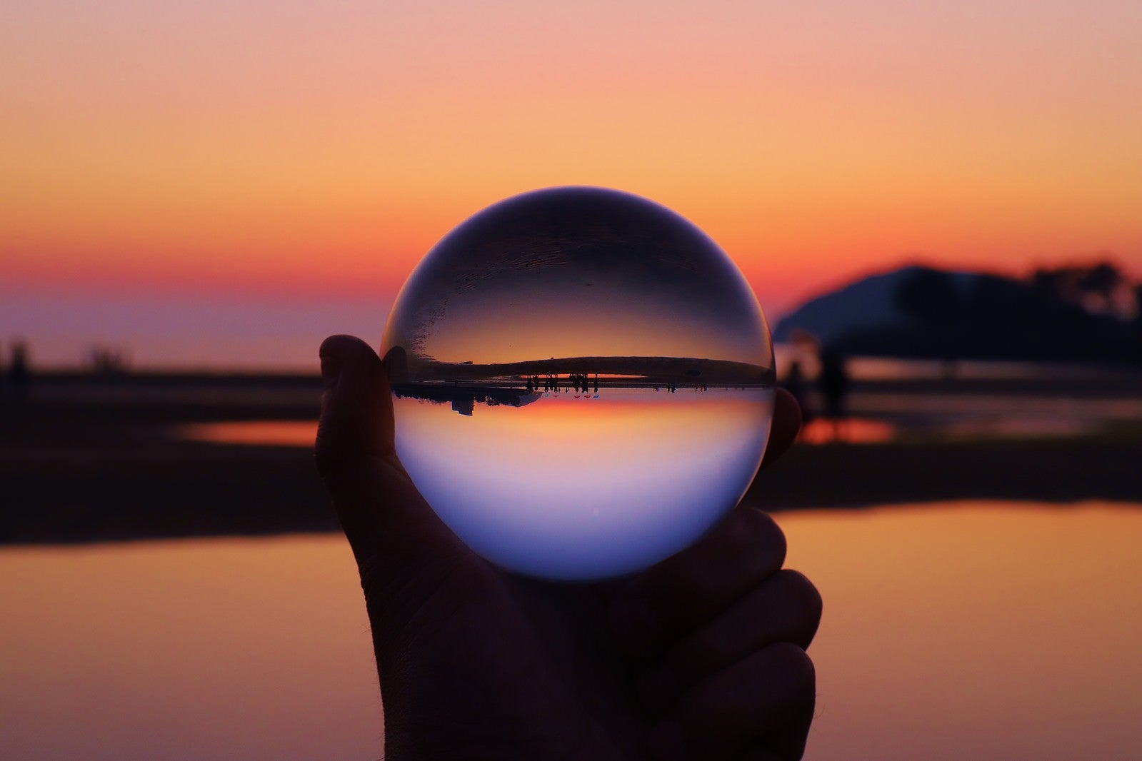 「水晶球の中で反転する日没の夕暮れ」の写真