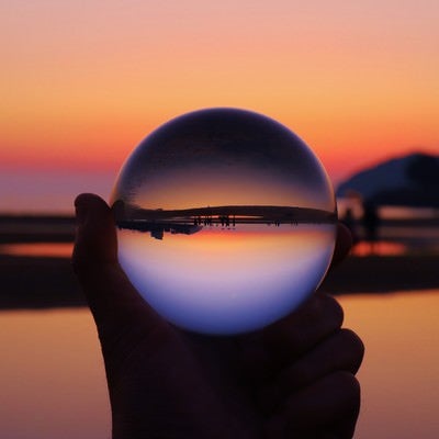 水晶球の中で反転する日没の夕暮れの写真