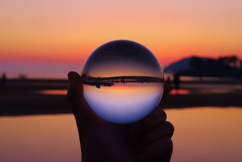 水晶球の中で反転する日没の夕暮れの写真