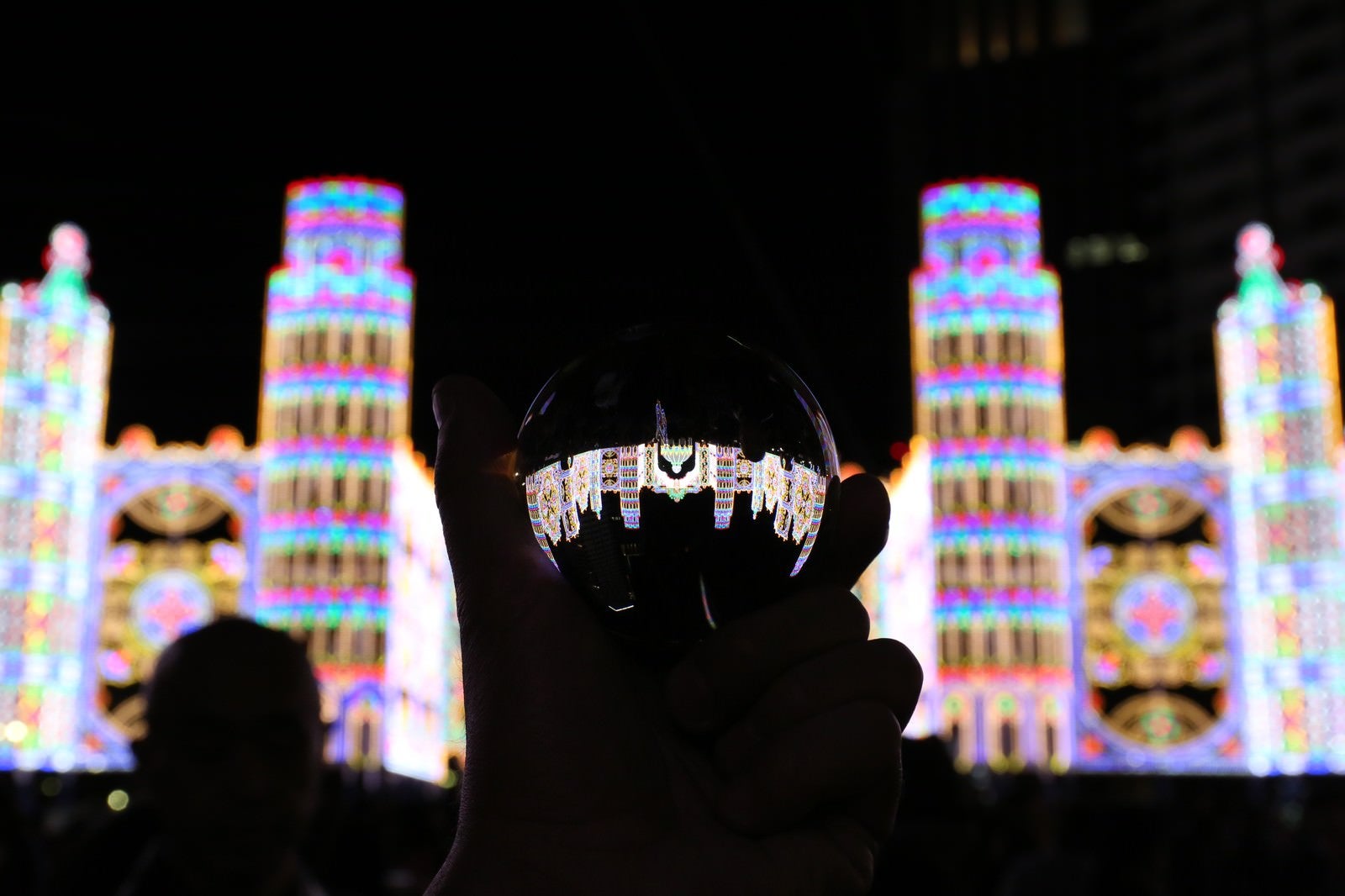 「ガラス玉越しに見る神戸ルミナリエ」の写真