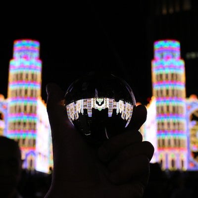ガラス玉越しに見る神戸ルミナリエの写真