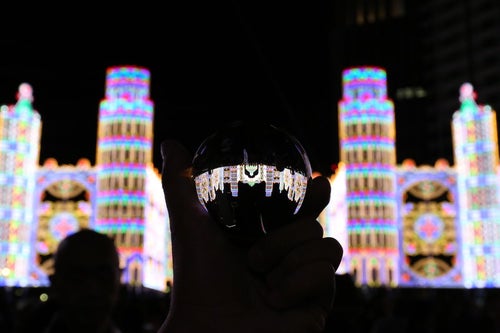ガラス玉越しに見る神戸ルミナリエの写真