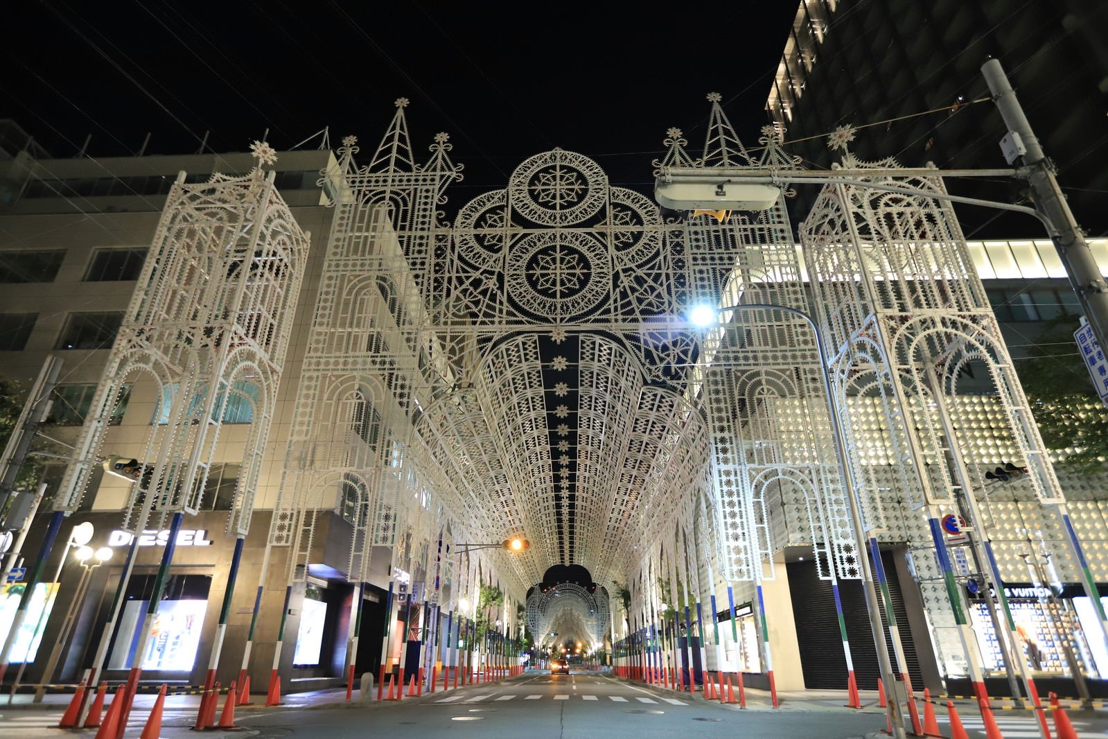 「ライトアップされる前の神戸ルミナリエ」の写真