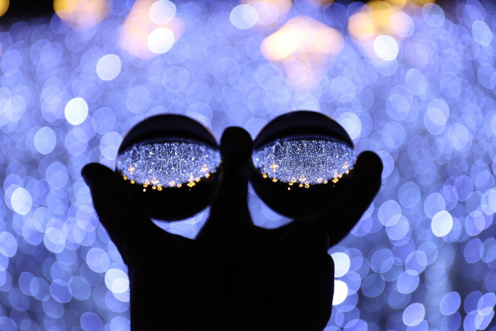「2つの水晶玉に写るイルミネーション（神戸ルミナリエ）」の写真