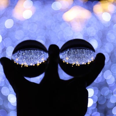 2つの水晶玉に写るイルミネーション（神戸ルミナリエ）の写真