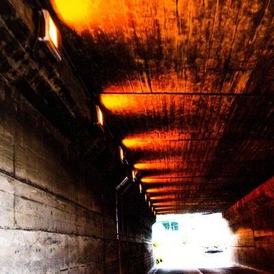 老朽化したトンネルの写真