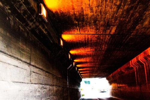 老朽化したトンネルの写真