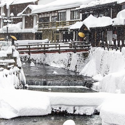雪が積もる銀山温泉街の写真