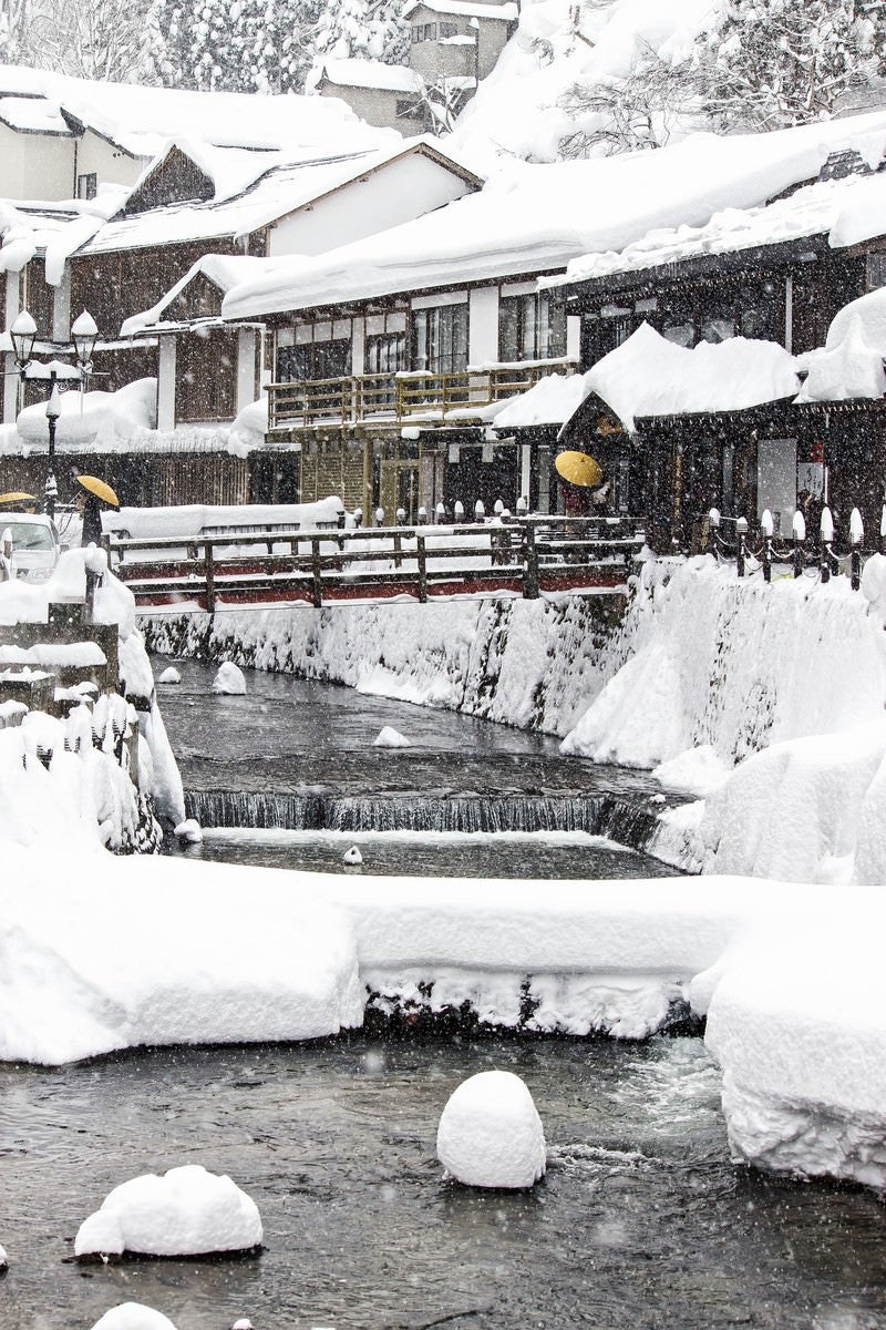 「雪が積もる銀山温泉街」の写真