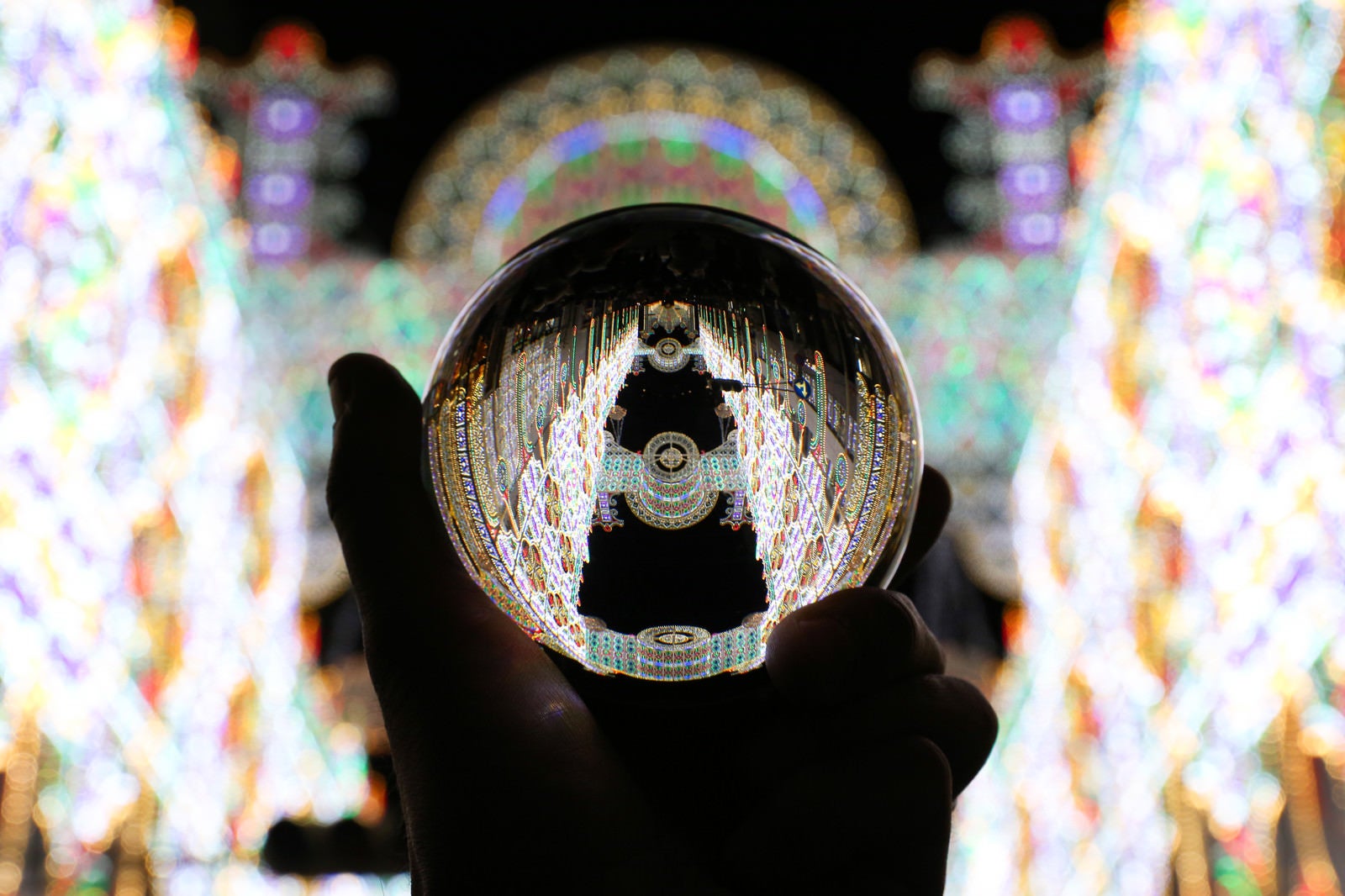 「水晶玉の中に続くイルミネーション」の写真
