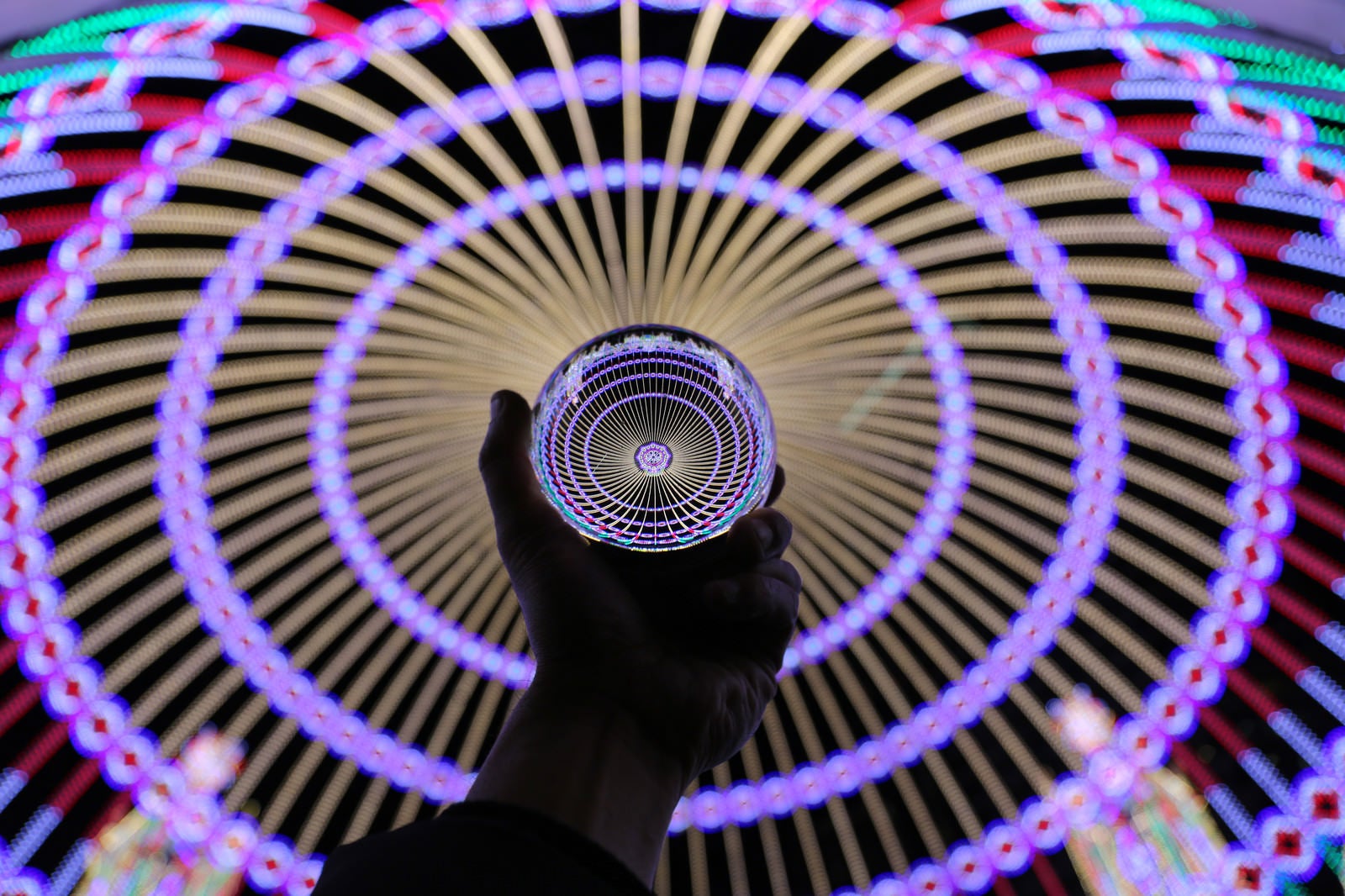 「水晶玉から広がるイルミネーションの輪」の写真