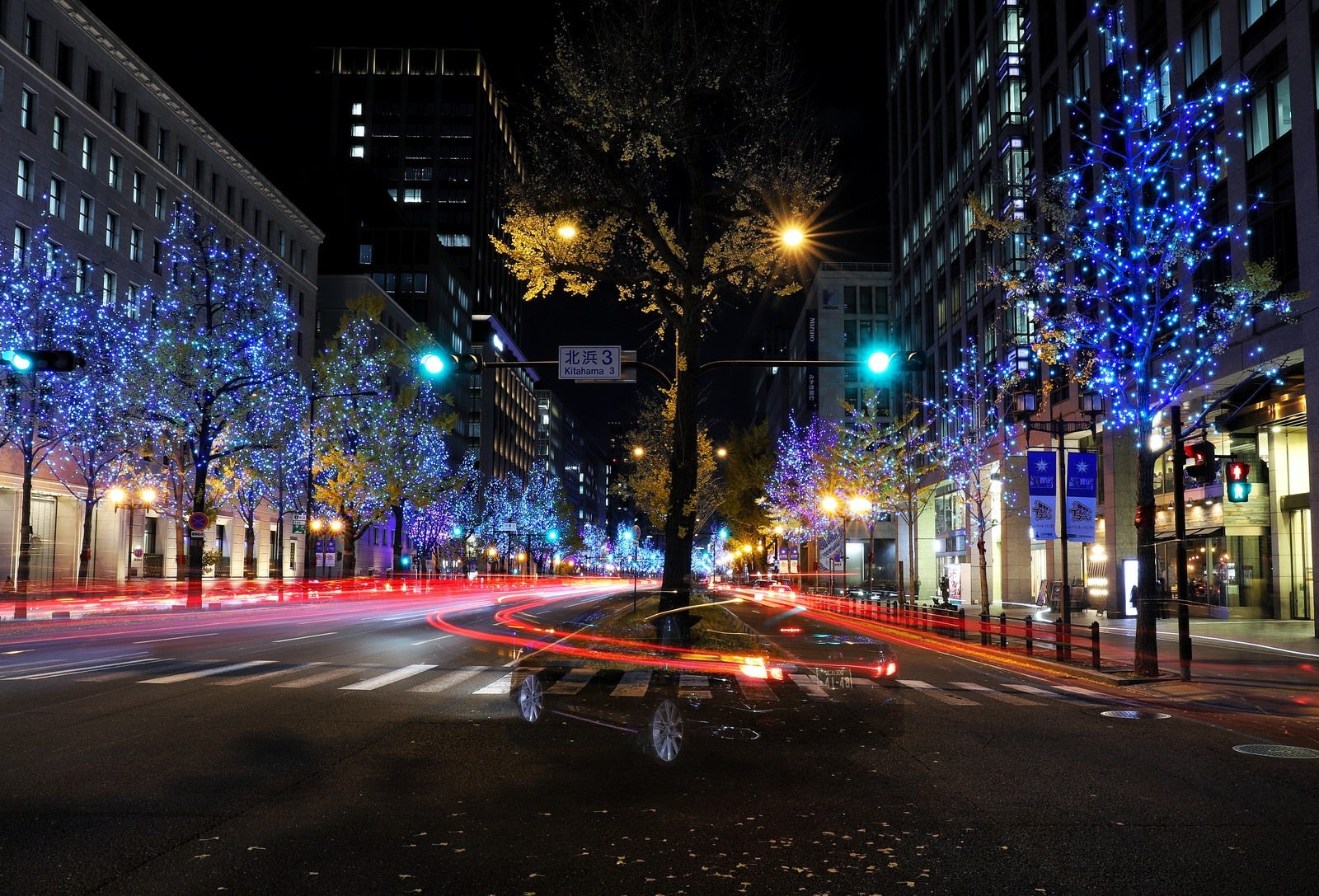 「街のイルミネーションと車の光跡」の写真