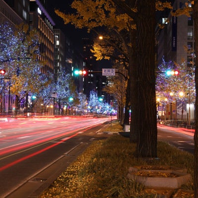 電飾で彩られた街並みと車の光跡の写真