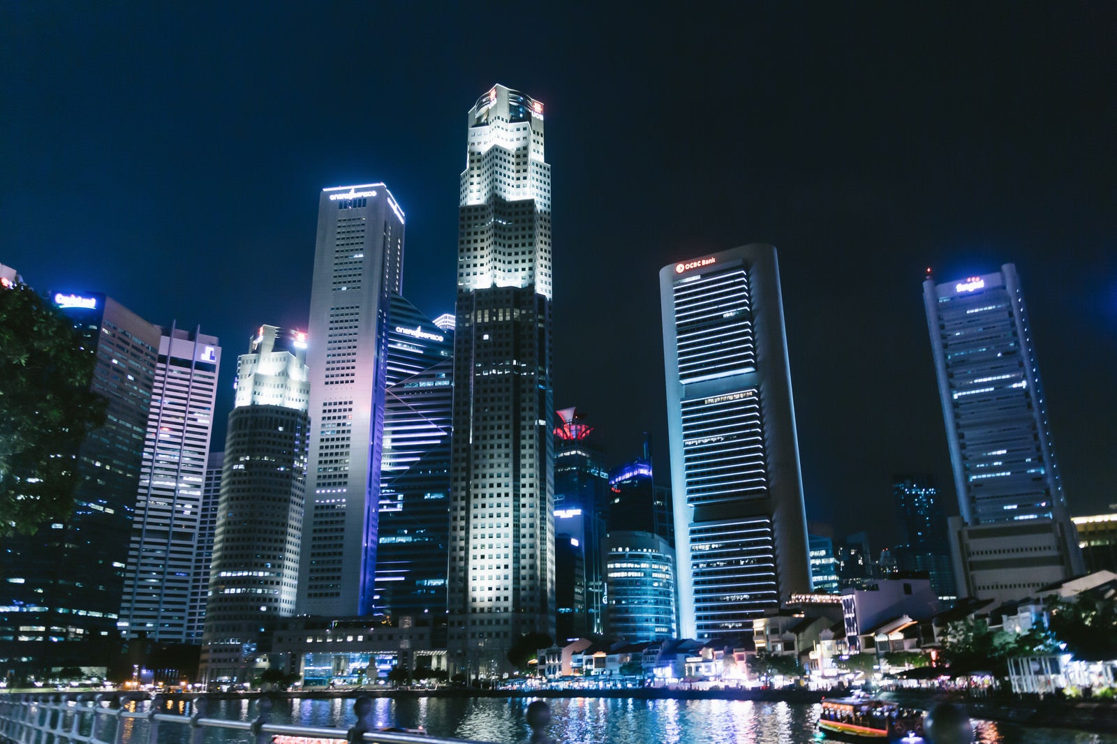 「シンガポールのビル群（夜景）」の写真