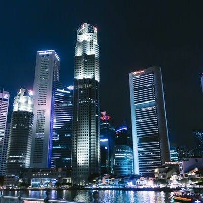シンガポールのビル群（夜景）の写真