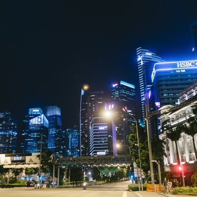 シンガポールのマーライオン広場前の大通りとビル群（夜景）の写真