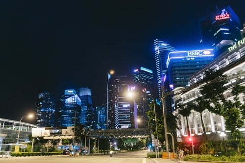 シンガポールのマーライオン広場前の大通りとビル群（夜景）の写真