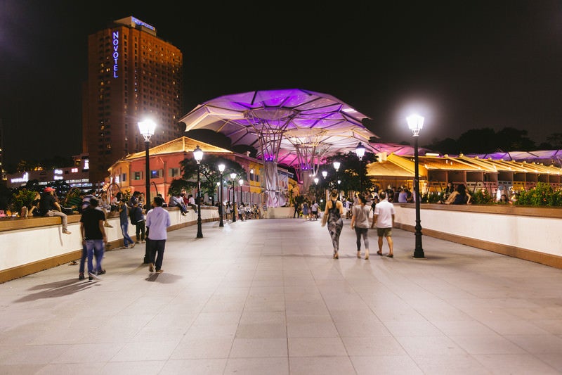 人で賑わうシンガポールの観光地（夜間）の写真