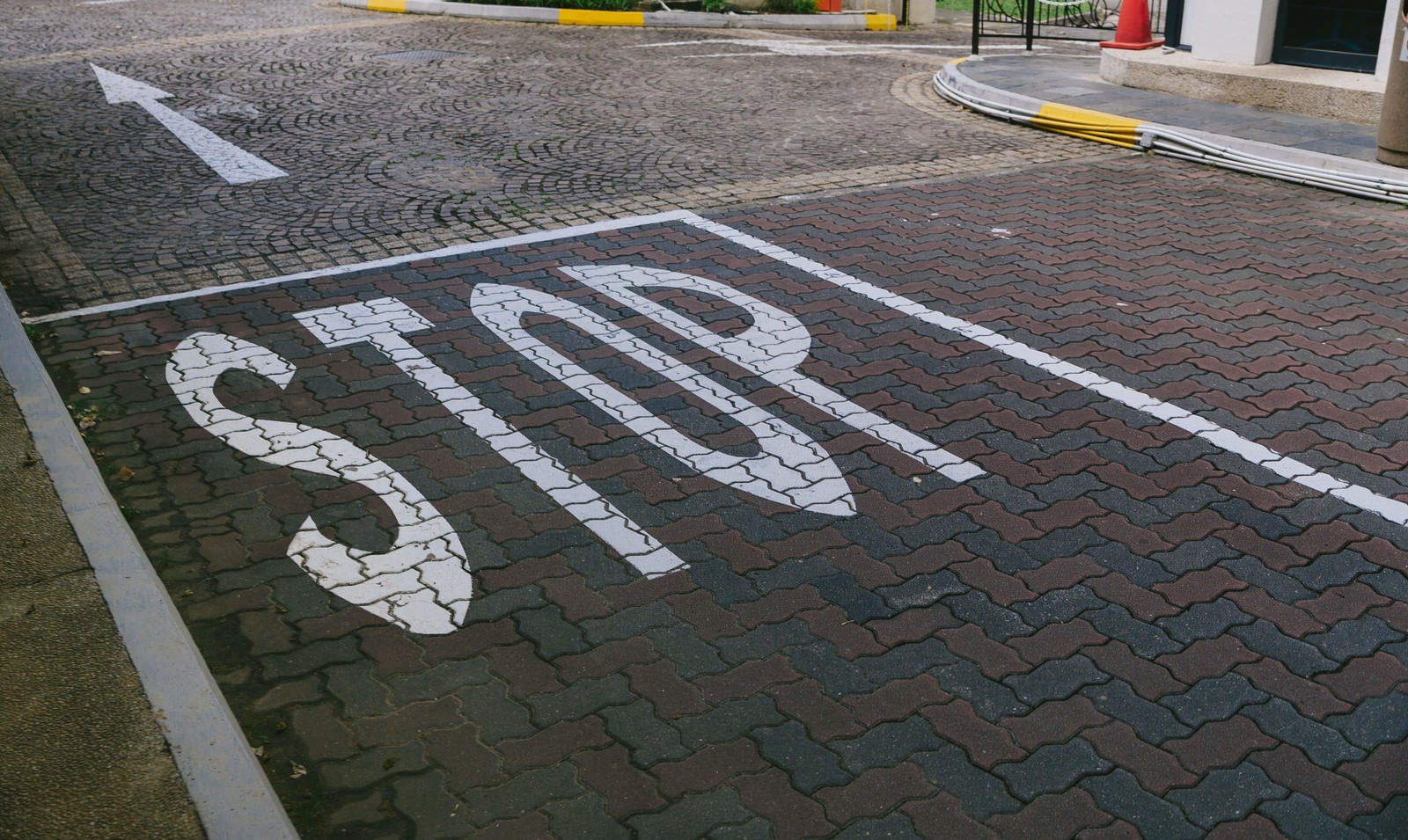 「STOPの道路表示」の写真