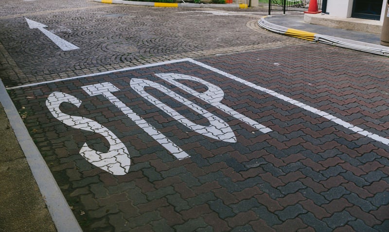 STOPの道路表示の写真