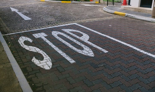 STOPの道路表示の写真
