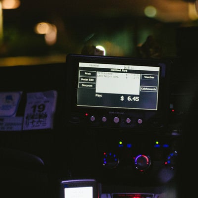 タクシーの精算（シンガポール）の写真
