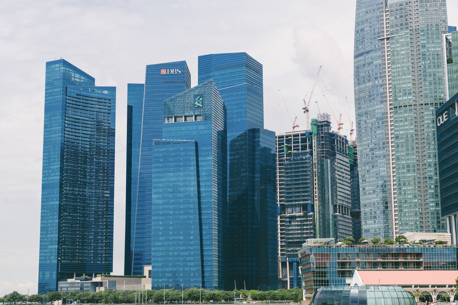 「シンガポールのビル群（一部工事中）」の写真