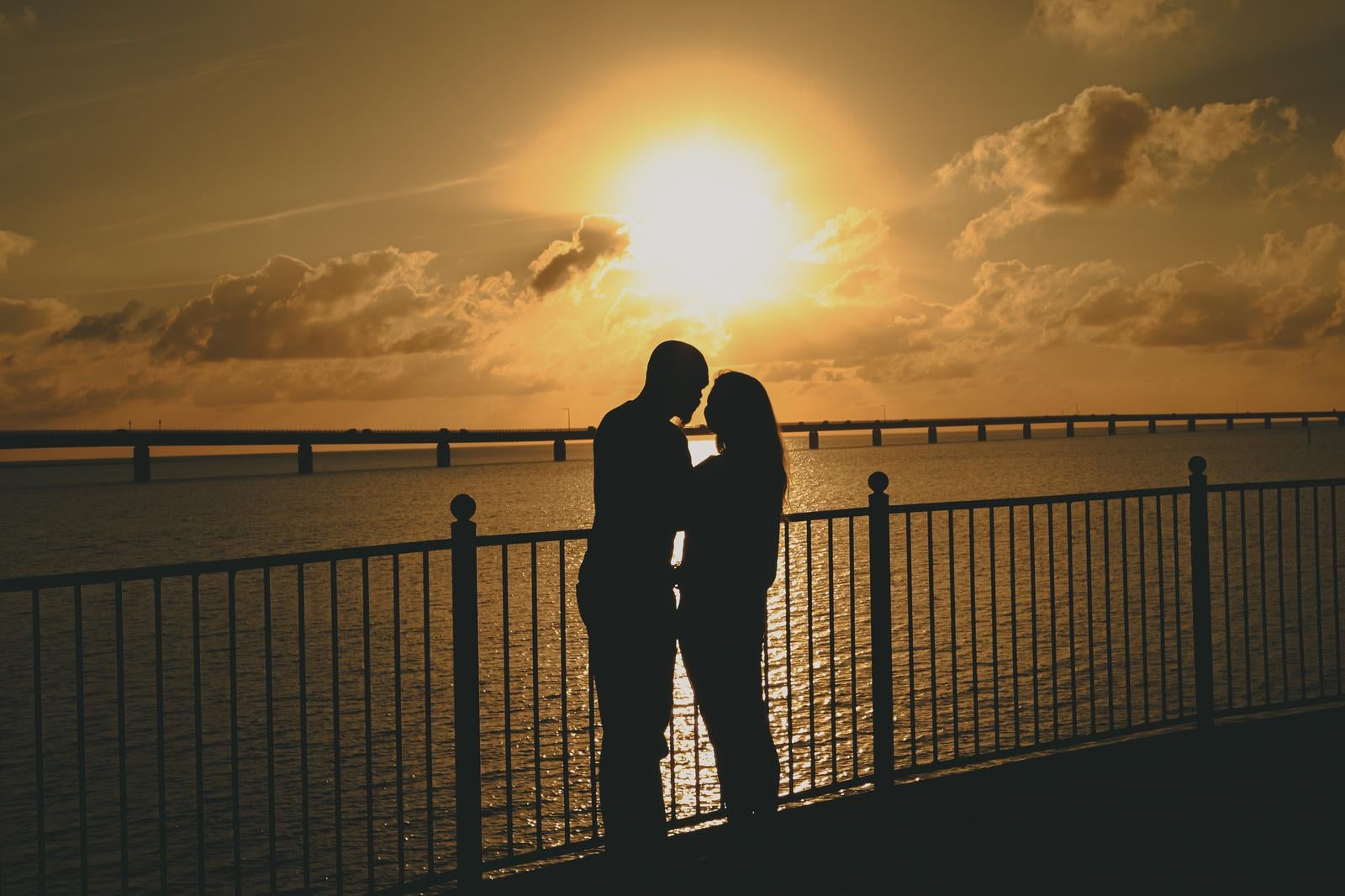 「日没とキス間近のカップル」の写真